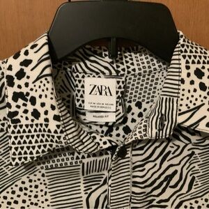 Zara Black & White Graphic Print Button-Up Shirt